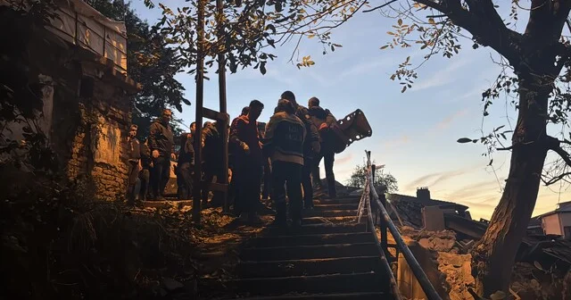 Zonguldak ta çöken binada 1 kişi kurtarıldı, 1 kişi için arama çalışması başlatıldı Zonguldak Haber Habertürk Yerel Haberler
