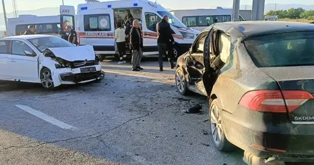 Malatya da iki otomobilin çarpıştığı kaza kamerada: 1 i ağır 6 yaralı