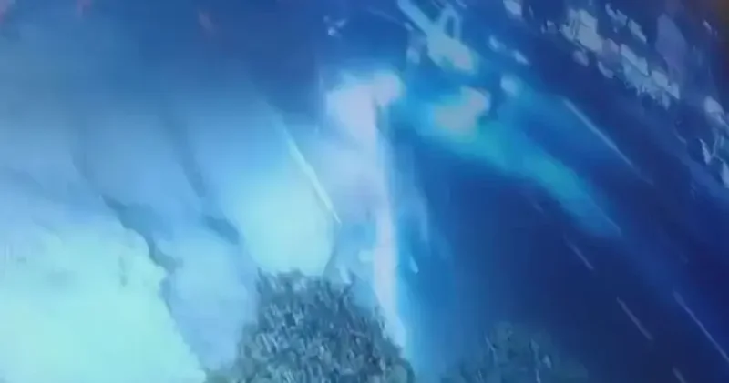 Küçükçekmece de otomobil ile çarpışan motosikletli öldü; kaza kamerada