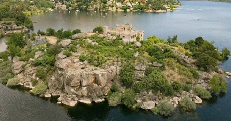Üzerinde kale bulunan ada satışa çıkarıldı: Başkente bir saat uzaklıkta Sözcü Gazetesi