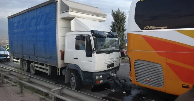 Malatya da yolcu otobüsü ile kamyon çarpıştı, viyadükte trafik kilitlendi Malatya Haber Habertürk Yerel Haberler