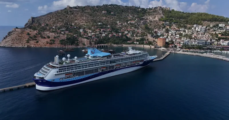 Alanya’ya iki dev kruvaziyer aynı gün yanaştı! 2 bin 400 turist ilçeyi ziyaret etti
