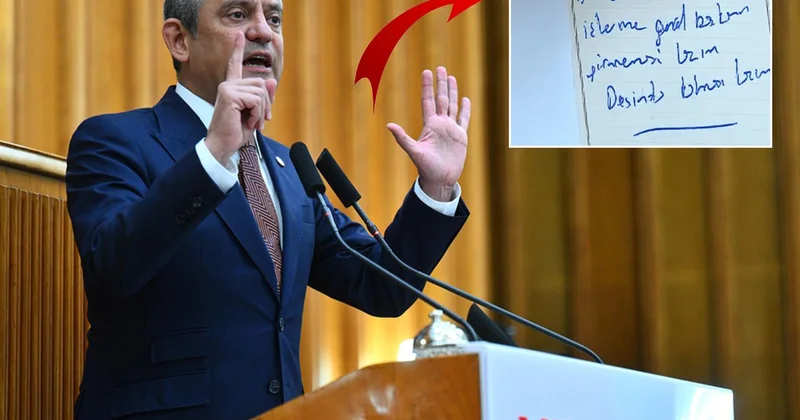 Özgür Özel görmesin! Kürsüde konuşurken iki vekil kameraya yakalandı