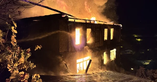 İki katlı ahşap ev alevlere teslim oldu Karabük Haberleri