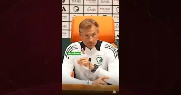 Fransız teknik direktör, ezan okunduğu sırada basın toplantısına ara verdi