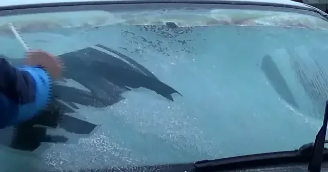 Kars’ta dondurucu soğuk: Termometreler eksi 13’ü gördü araç camları buz tuttu VİDEO İZLE