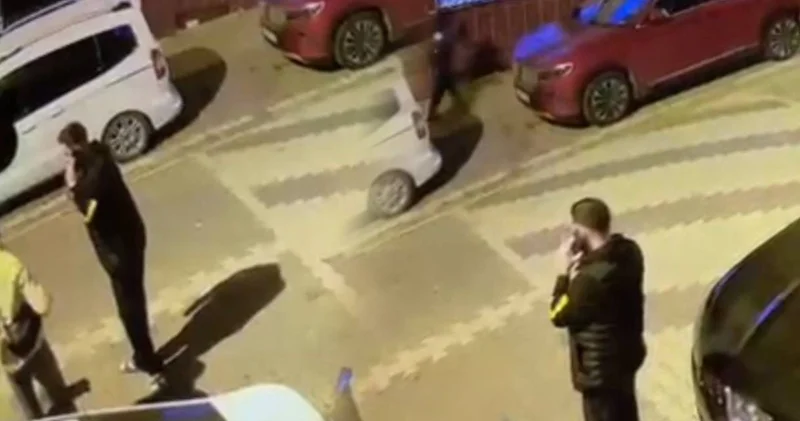 2 arkadaşa sokak ortasında silahlı saldırı! Dehşet anları kamerada