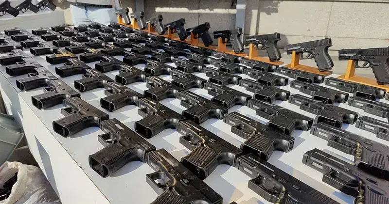 İstanbul da motosikletli suç örgütüne düzenlenen operasyonda ele geçirilenler emniyette sergilendi