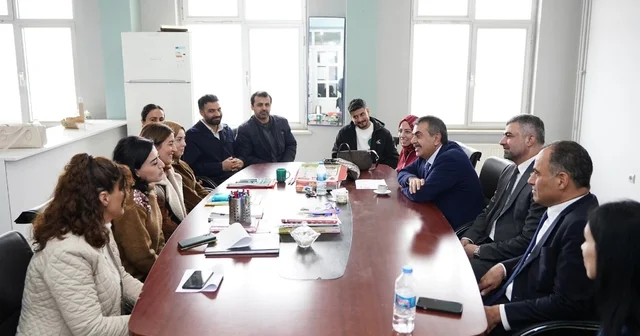 Mardin e giden Bakan Tekin, Diyarbakır da yol güzergahında bir okula uğradı Diyarbakır Haberleri