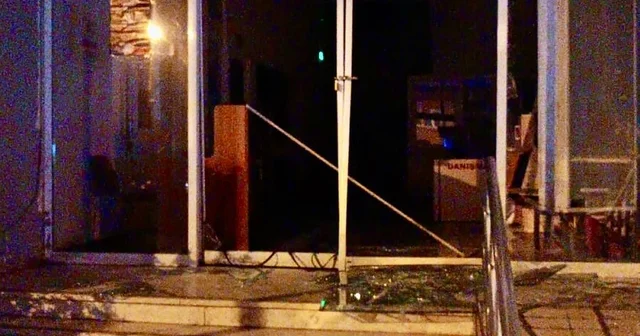 İzmir de belediye binasına taşlı saldırı; 1 gözaltı İzmir Haberleri