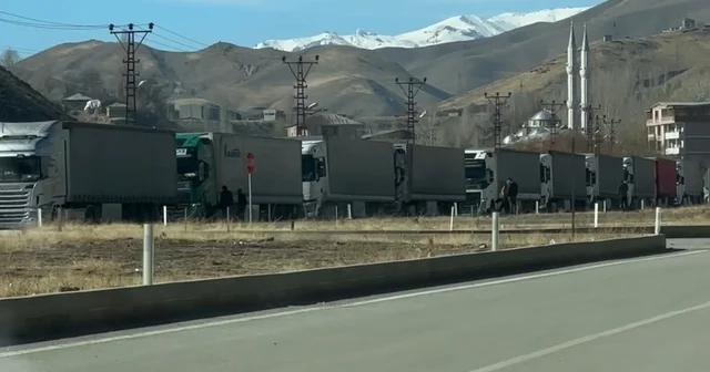 Esendere de tır kuyruğu 2 kilometreyi buldu Hakkari Haberleri