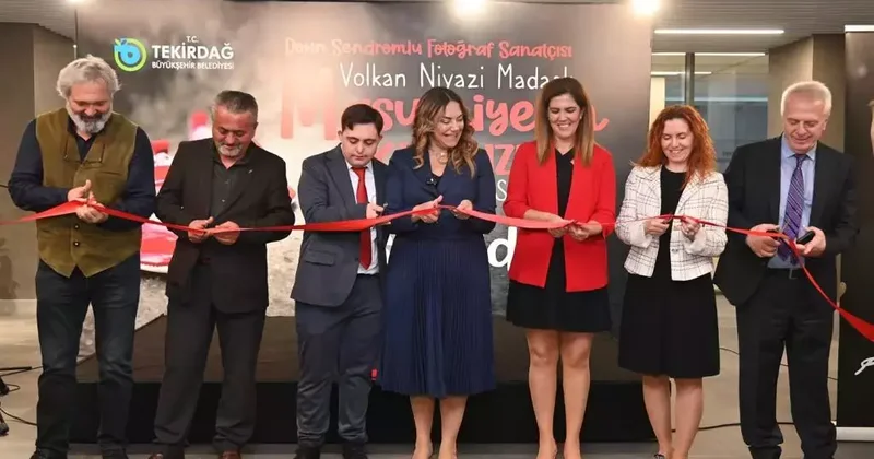 Down sendromlu sanatçı Madaslı nın Masumiyetin Kırmızısı serigisi Tekirdağ da