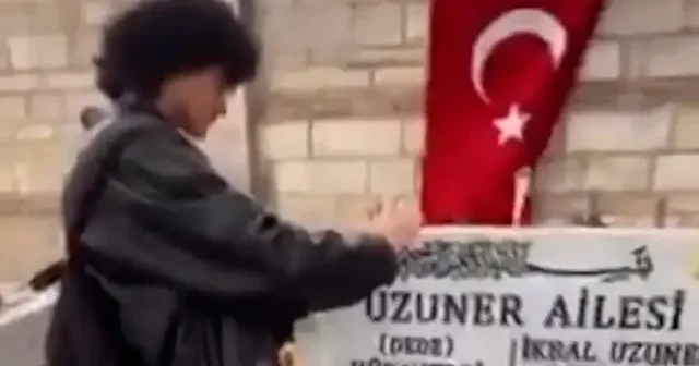 Ahlak yoksunu şahıslar katledilen İkbal Uzuner in mezarında müstehcen hareketler yapıp olay yerinden video paylaştılar VİDEO İZLE
