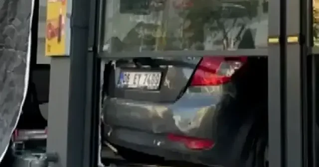 Şanlıurfa da kontrolden çıkan otomobil dönerci dükkanına girdi VİDEO İZLE