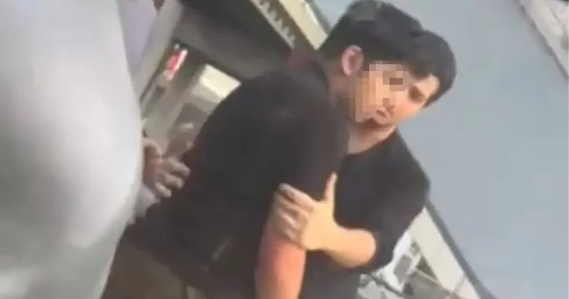 İzmir metrosunda panik: Yolculara küfür edip kapılara vurdu