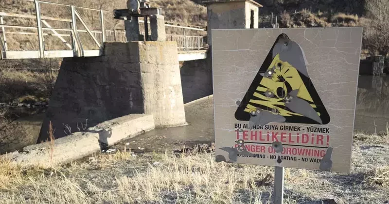 Kars ta HES Barajındaki uyarı levhası kurşunlandı