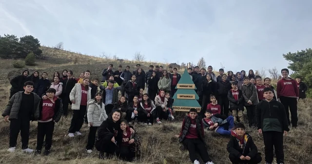 Geleceğe nefes: Demirkent TOKİ Ortaokulu öğrencilerinden örnek fidan dikimi etkinliği Erzincan Haberleri