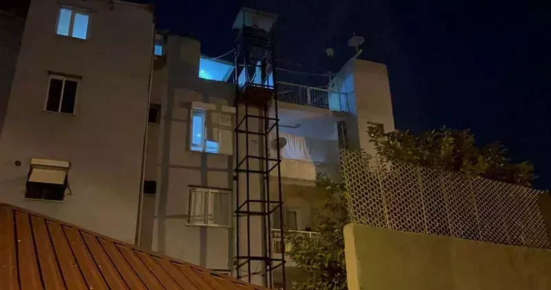 Kardeşi için yaptırdığı engelli asansöründen düşerek öldü