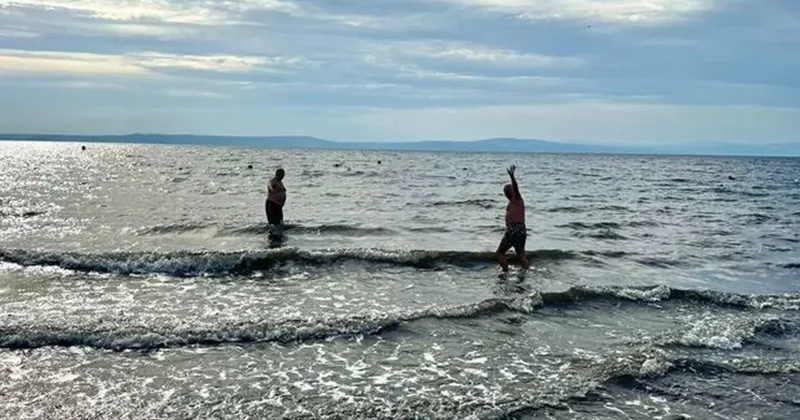 Kasım ayında o sahilde denize girdiler!