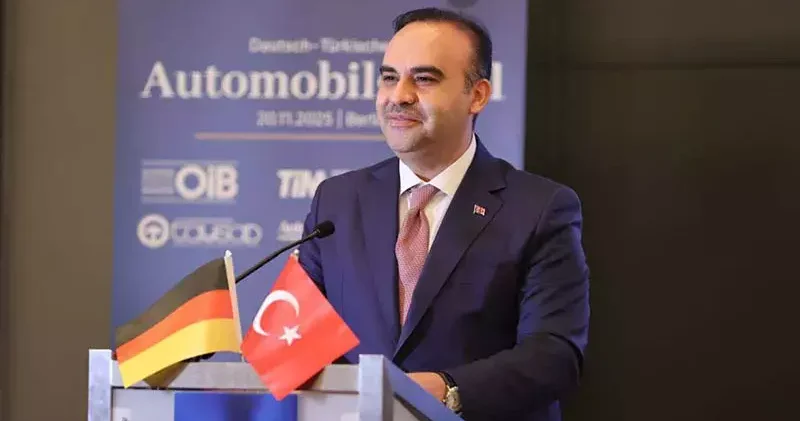 Bakan Kacır, Berlin’de 2025 Alman Türk Otomotiv Zirvesi’nde konuştu