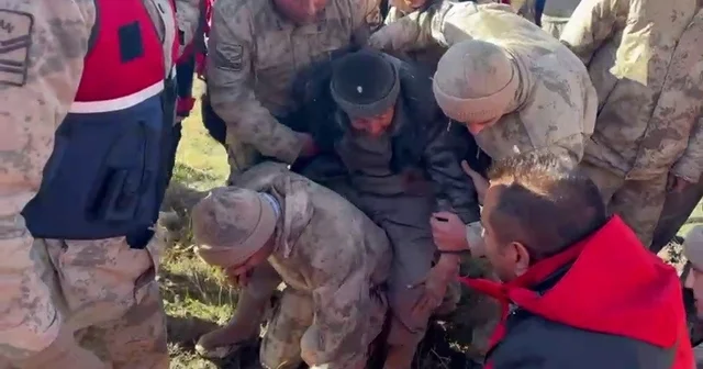Kayıp çobanı Macera Off Road Doğa Sporları ekibi buldu Bitkin halde bulunan yaşlı çoban, jandarma ekiplerince sırtta taşınarak ambulansın bulunduğu bölgeye getirildi Yaşlı çoban, Erzurum Şehir Hastanesi nde tedavi altına alındı Erzurum Haberleri