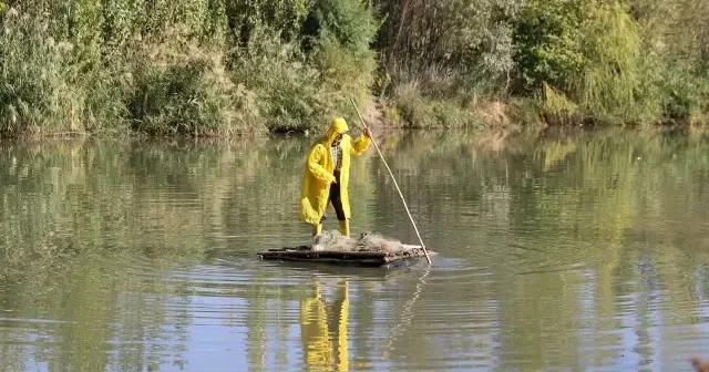 Dicle’nin efsanesi: 55 yıldır kelek üzerinde balık avlıyor VİDEO İZLE