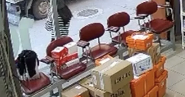 Hava almak için dışarı çıkan eczacının üzerine atladı: Çıplak sandım Bursa da yaşanan cinsel saldırı kamerada Bursa Haberleri