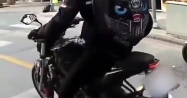 Uyanık sürücü yaptığı düzenekle plakasını gizledi Düzenek yardımıyla plakası görünmeden kırmızı ışıkta geçen sürücü cezadan kaçamadı Denizli Haberleri