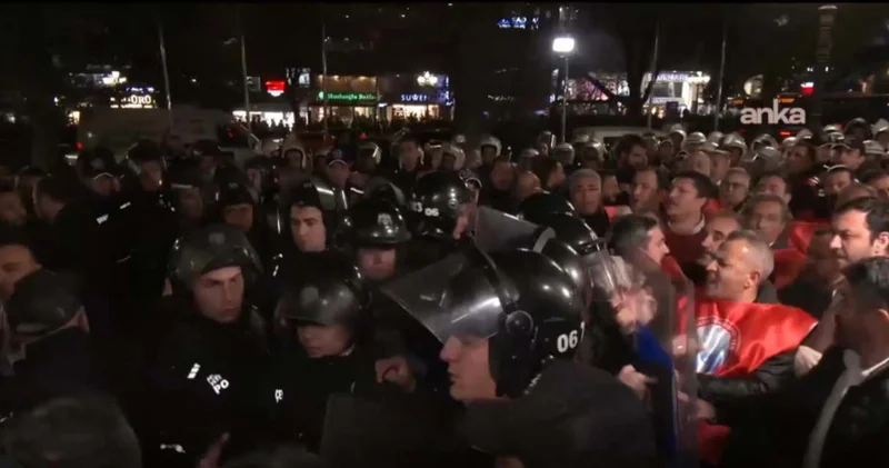 Eğitimcilerin yürüyüşüne polis engeli: Polis çocukları da daha özgür bir ülkede yaşasın diye mücadeleye devam edeceğiz