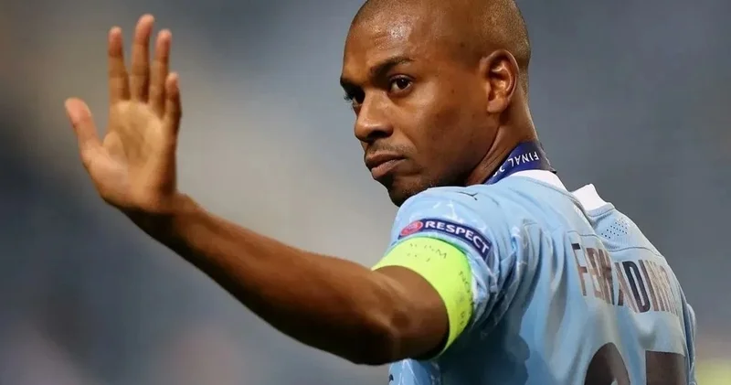 Manchester City nin Brezilyalı efsanesi futbola veda etti