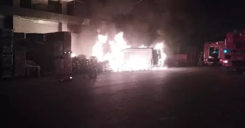 Başakşehir’de dükkanı önündeki paletlerde çıkan minibüse sıçradı