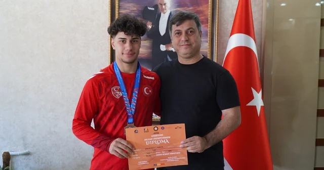 İl Müdürü Yunus Öztürk ten milli güreşçiye tebrik Manisa Haberleri