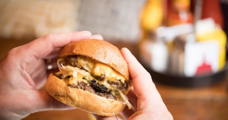 Hamburger yedikten saatler sonra vefat etti! Bu şekilde ölen ilk kişi olarak tarihe geçti