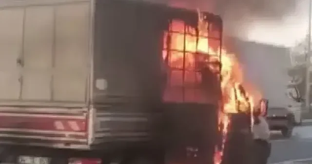 Büyükçekmece de seyir halindeki kamyonet alev aldı VİDEO İZLE