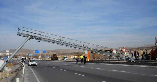 Damperi açılan kamyon EDS direğine çarparak devrildi Niğde Haberleri