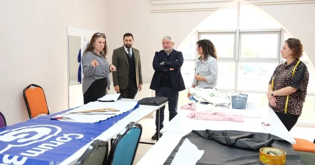 Kadınlar afişleri şık çantalara dönüştürüyor Çorum Haberleri