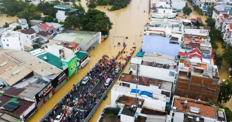 Sel felaketinde 47 kişi yaşamını yitirdi: Arabalar ve sandallar aynı sokakta yol aldı Sözcü Gazetesi