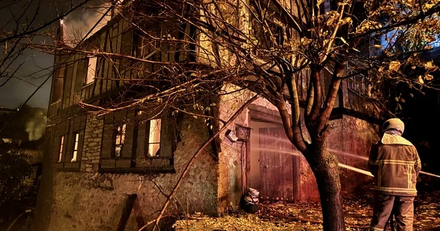 150 yıllık tarihi konakta çıkan yangın söndürüldü Alevlerin içinde kalmaktan son anda kurtuldular Karabük Haberleri