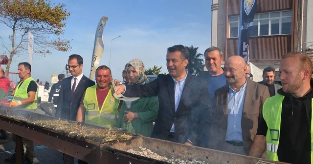 Samsun Yakakent te Hamsi Festivali ne yoğun ilgi: 2 saatte 3 ton hamsi tükendi Samsun Haberleri