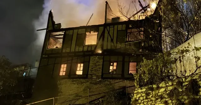 Safranbolu daki 150 yıllık konak yanarak küle döndü: 2 itfaiye eri yaralandı VİDEO İZLE