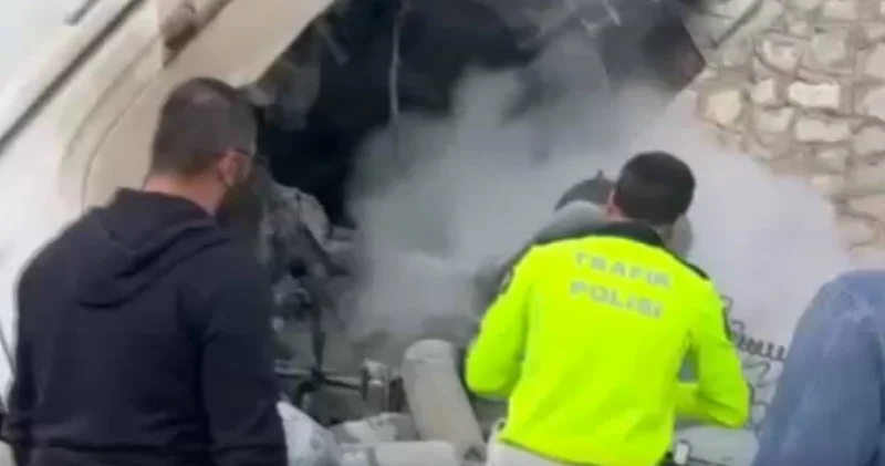 Karayolunda tır alev alev yandı! Polisin müdahalesi kamerada