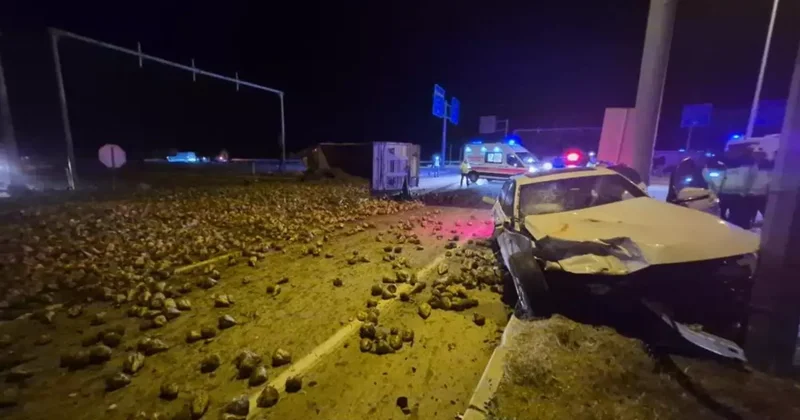 Çorum da şeker pancarı yüklü tır ile otomobil çarpıştı: 3 yaralı
