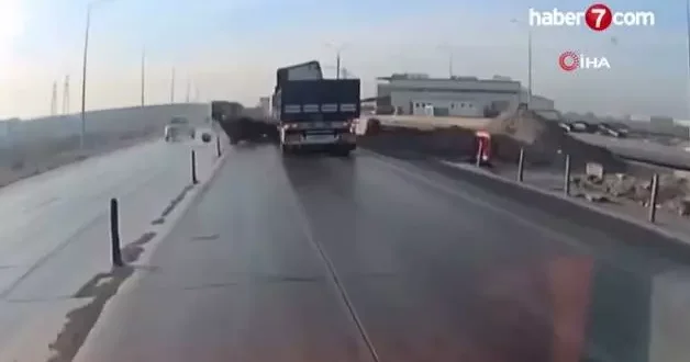 Araç sollamak isterken tırın önünde kaldı