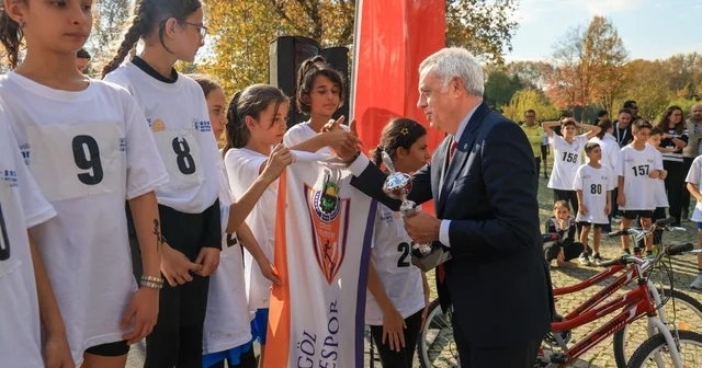 Bursa da kros yarışı nefes kesti 17. Başöğretmen Atatürk Kros Yarışması nda, 257 sporcu kıyasıya mücadele etti Bursa Haberleri