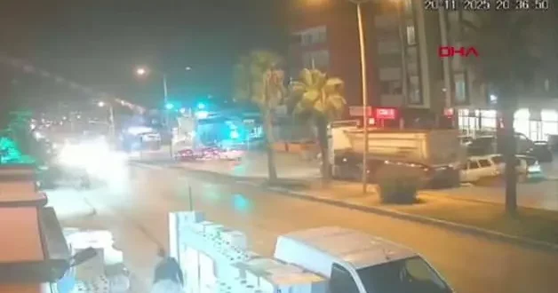 Otomobil kamyona ok gibi saplandı