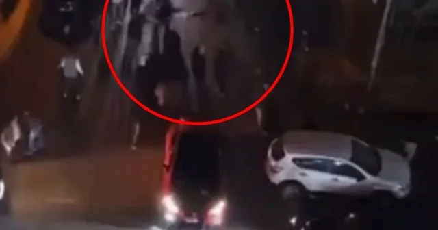 Diyarbakır da düğün salonu önünde davetliler arasında silahlı kavga kamerada: 1 ölü, 3 yaralı Diyarbakır Haberleri