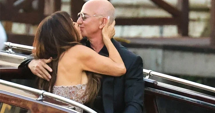 Ey çok para... Sen nelere kadirsin! Dünyanın sayılı zenginlerinden... Yeni gelin karısı için kırmızı halıya milyonlar saydı!