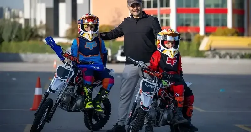 Pazar yerini piste çevirdi: Motosiklet tutkusunu çocuklarına aşıladı Spor Haberleri