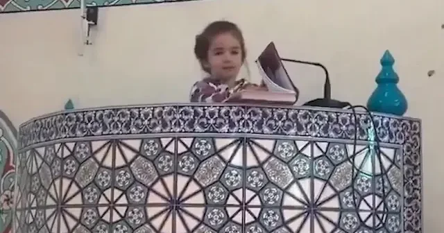 Minik Bade’nin camide vaaz kürsüsüne çıktığı anlar izleyenleri tebessüm ettirdi VİDEO İZLE