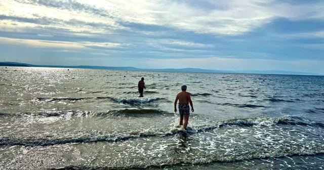 Erdek te sıcak havayı fırsat bilenler denize girdi Balıkesir Haberleri